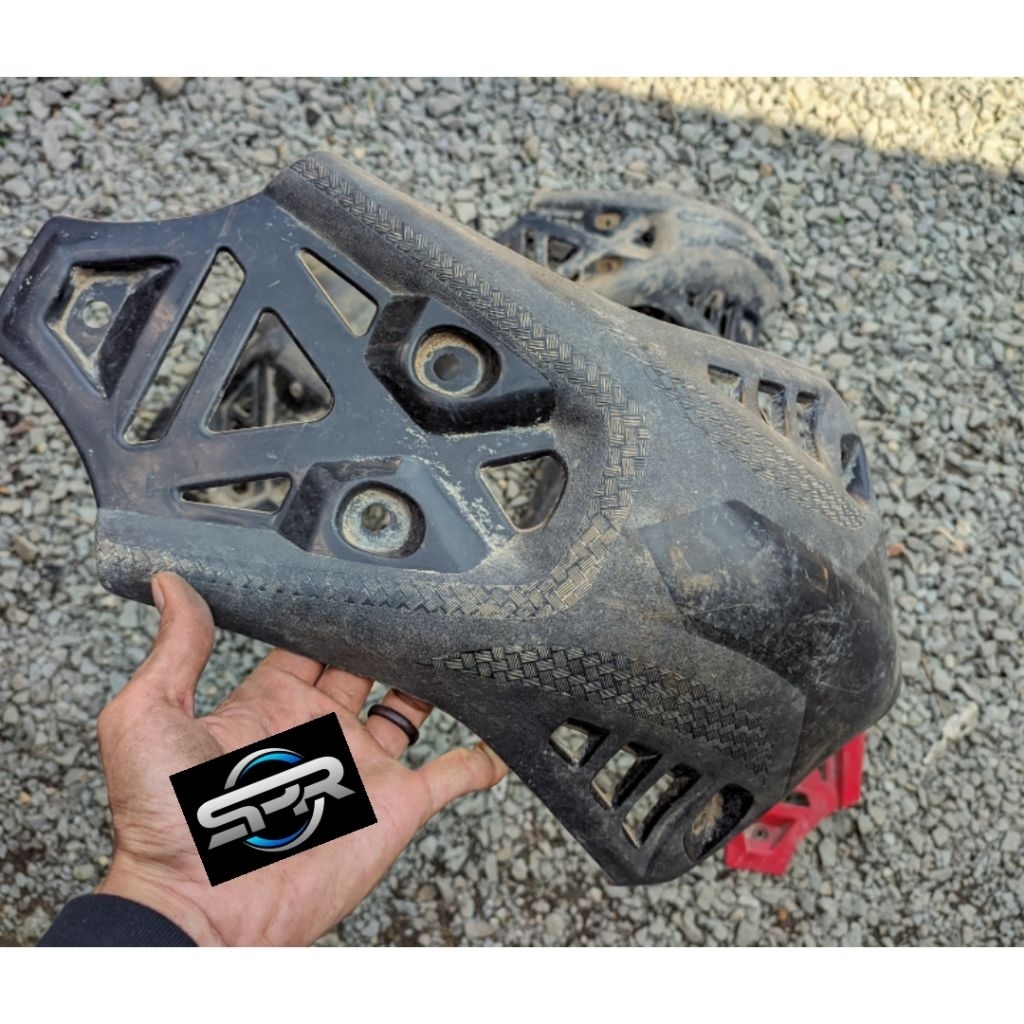 Tutup cover mesin pelindung lumpur KLX 150 ori