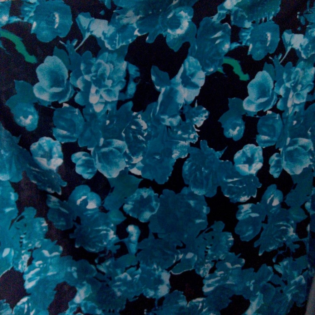 Kain Wolfis Motif Bunga Biru Hitam – Bahan Adem, Jatuh, Tidak Menerawang, Cocok untuk Gamis, Dress &