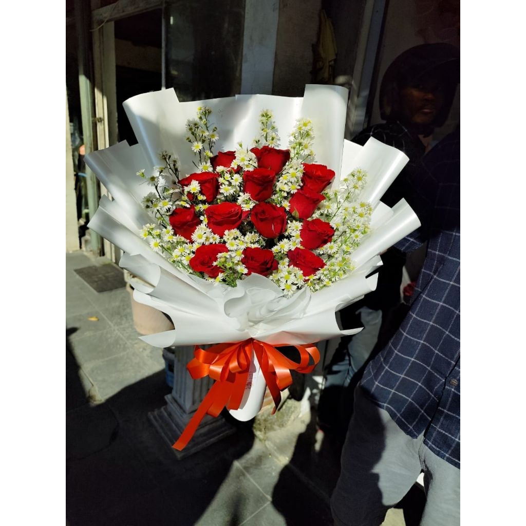 buket wisuda mawar merah surabaya