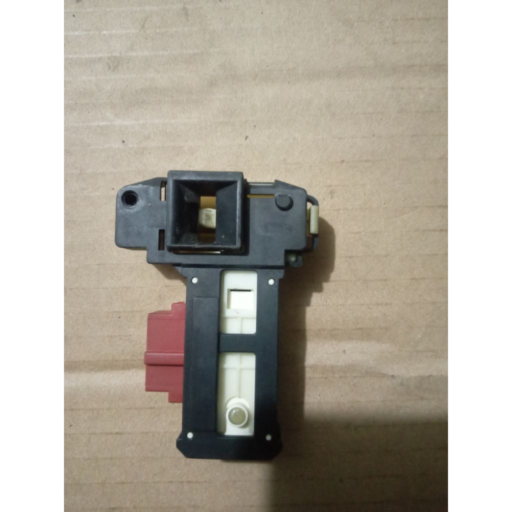 dorlock pintu mesin cuci front loading BOSCH (WTE7512XWO)