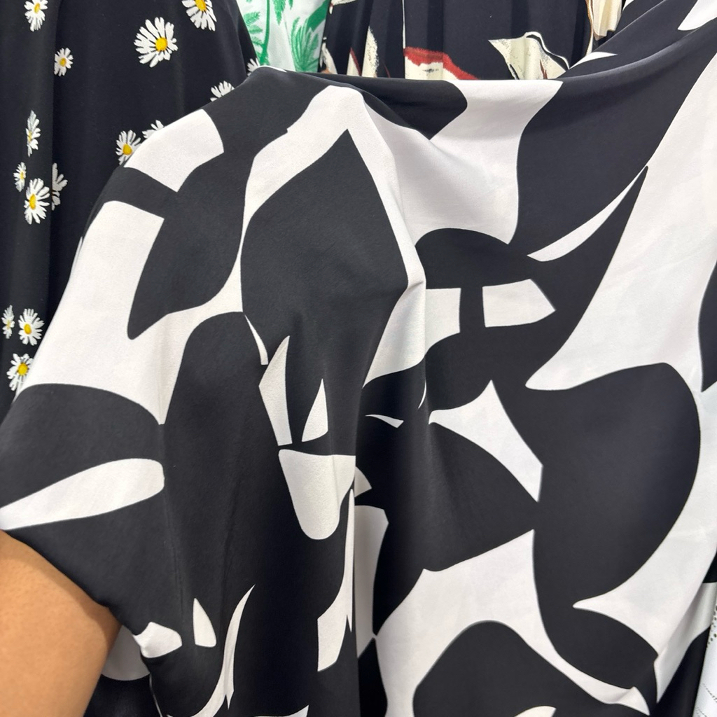 Kain Zara Crepe Eksklusif Motif Abstrak hitam putih – Cocok untuk Dress, Tunik, atau Blouse lq