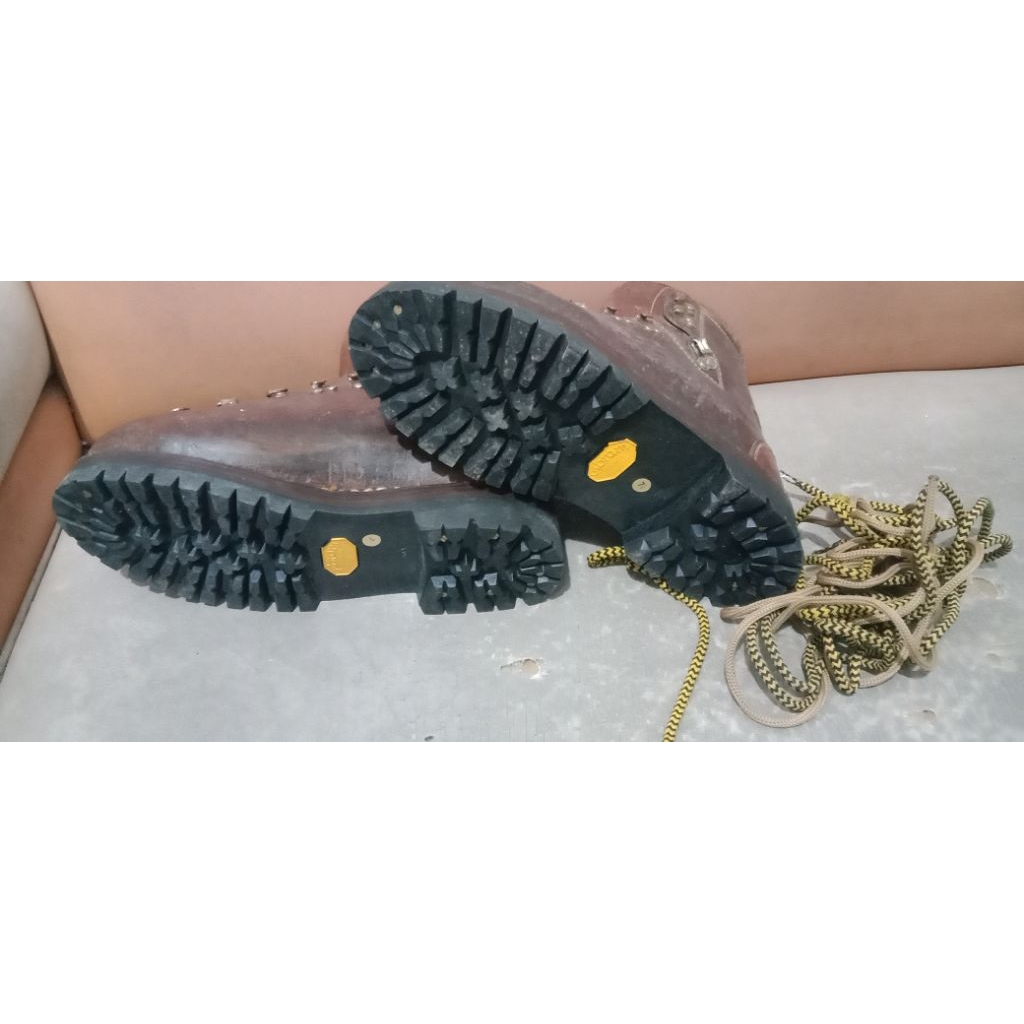 vintage black leather mountaineering hiking boots outdoor alpine Nordica Vibram