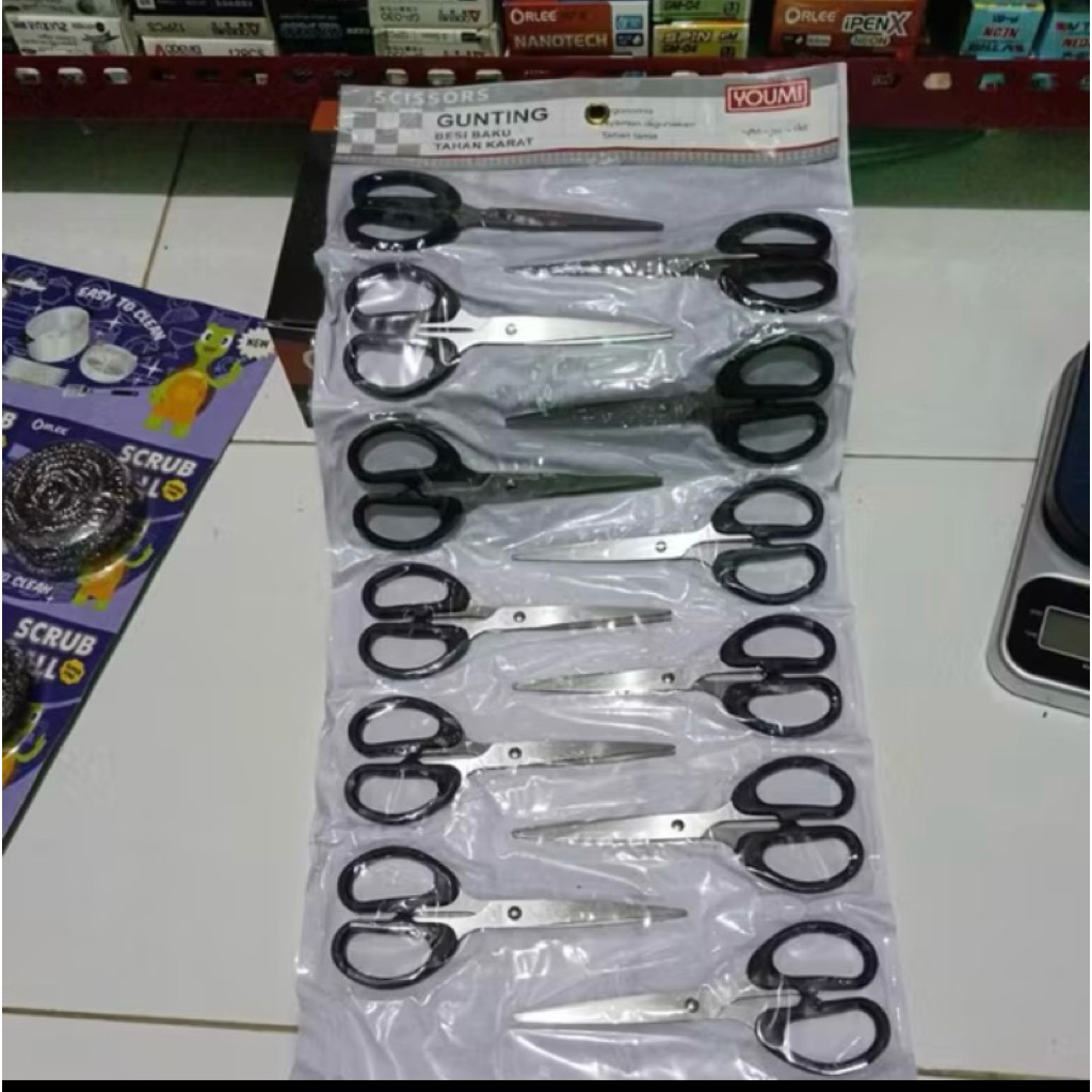 

gunting rencengan isi 12pic/gunting stinlies ukuran 4,5cm