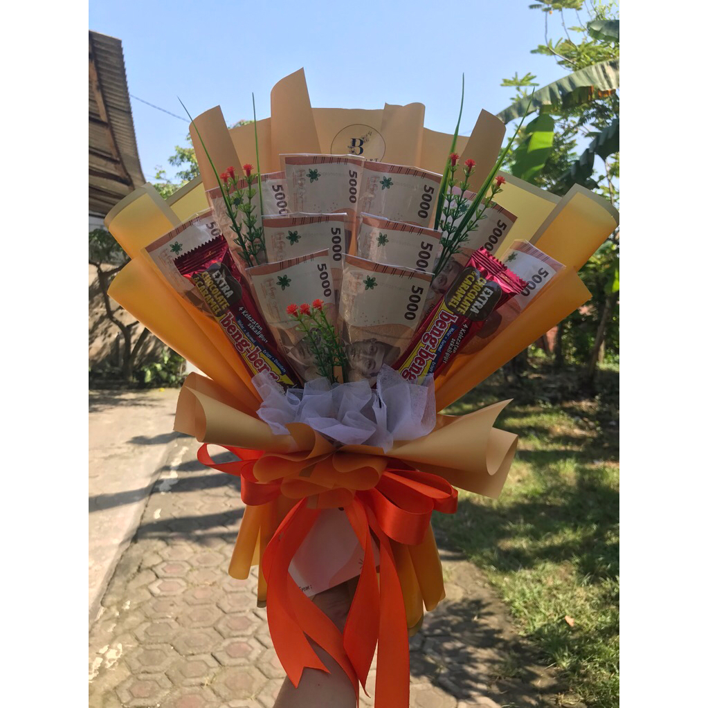 

Buket Wisuda Uang dan Snack Sudah sama uang