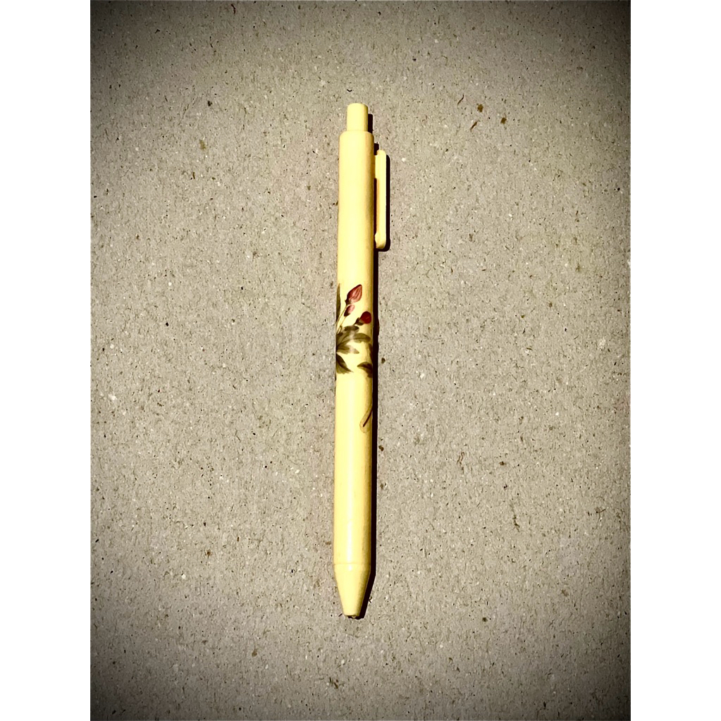 

Pulpen Kuning Motif Bunga