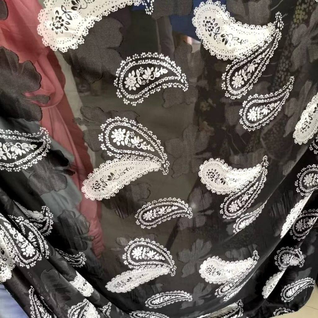 Kain Sifon Uragiri Motif Paisley Hitam Putih – Bahan Premium untuk Kebaya, Dress & Gamis kyt