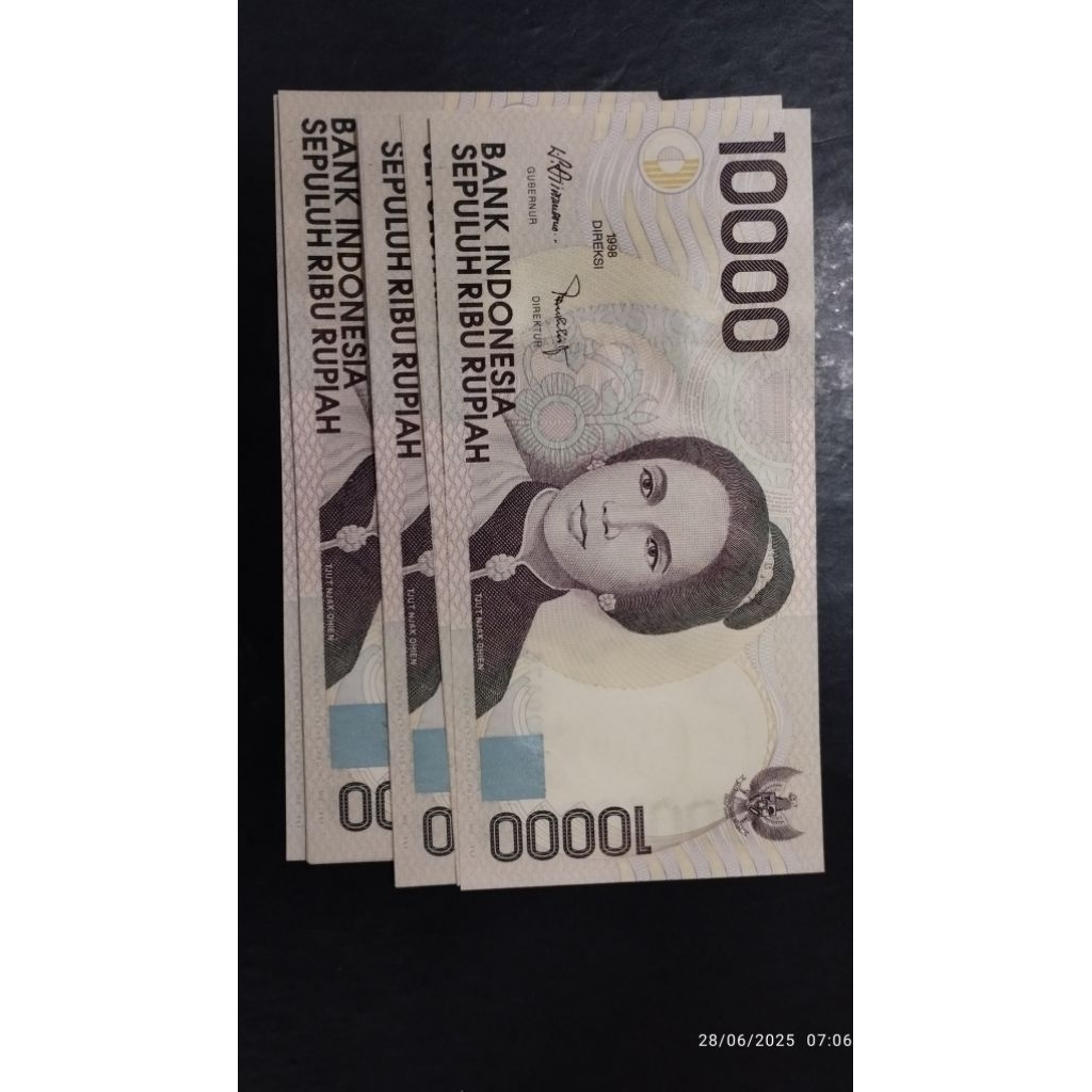 UANG KUNO 10000 RUPIAH CUT NYAK DHIEN TAHUN 1998 BARU URUT