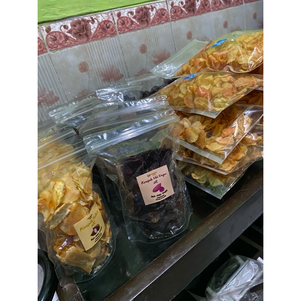 

Aneka Keripik dengan varian rasa berbeda 100g