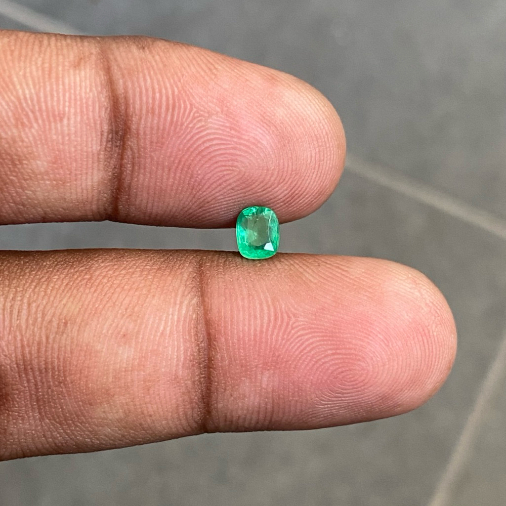 Batu zamrud colombia natural zambian emerald jamrud ukuran kecil dim 5.5x4.5x3