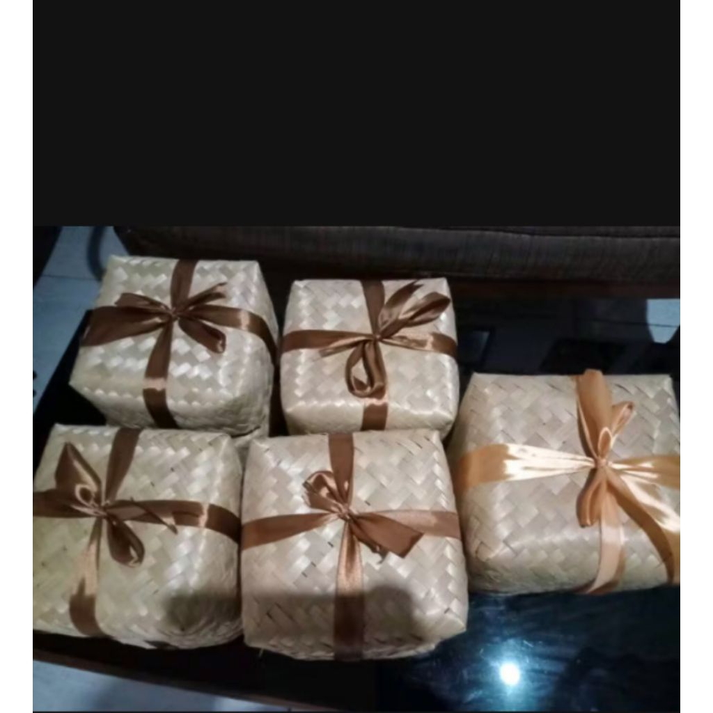 Besek Anyaman Bambu Cantik 15x15  Untuk Hajatan Nasi Berkat Hantaran Kue Warna Berkat Hantaran