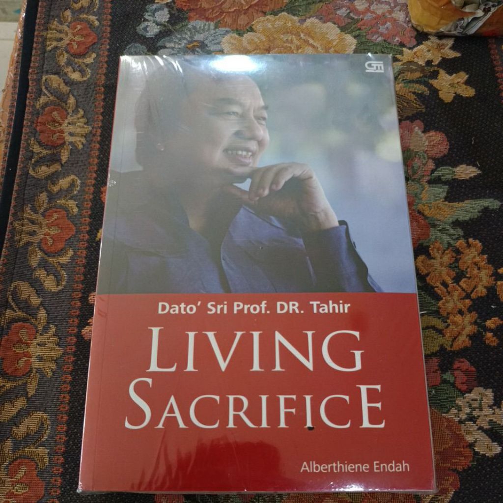 dato' Sri prof dr Tahir living sacrifice by alberthiene endah
