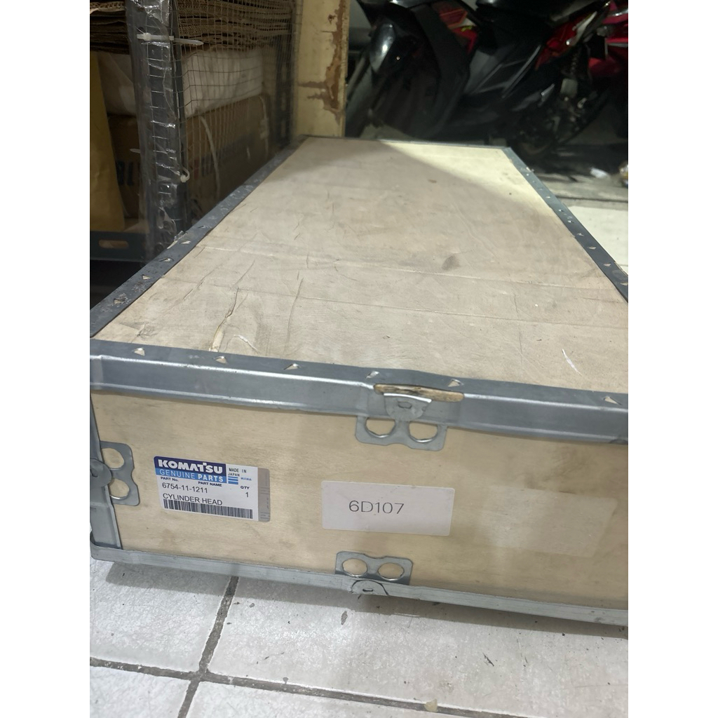CYLINDER HEAD KOMATSU PC200-8MO 6754-11-1211