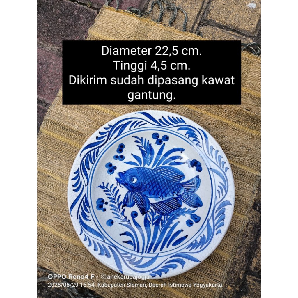 piring keramik lukis motif ikan biru putih untuk dekorasi hiasan dinding