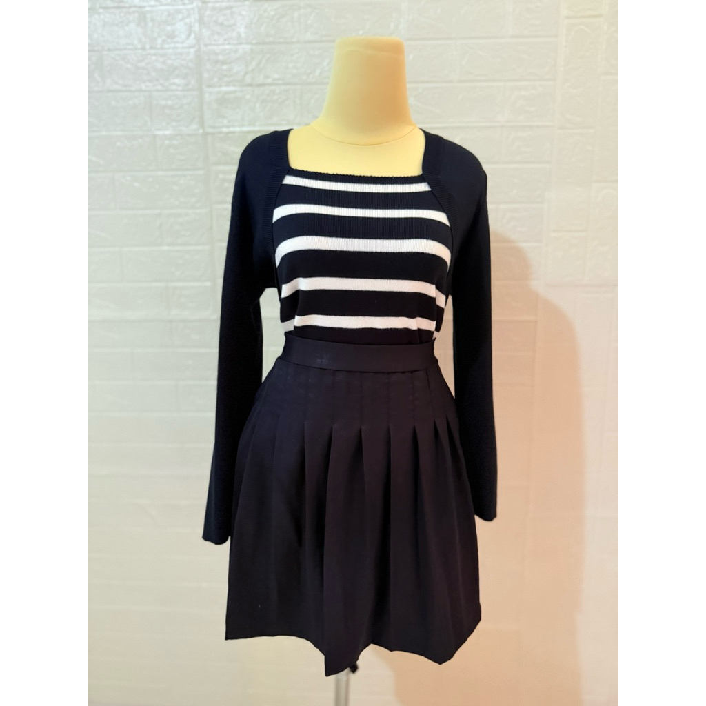 Set Atasan Rajut This is April dan Black Skirt