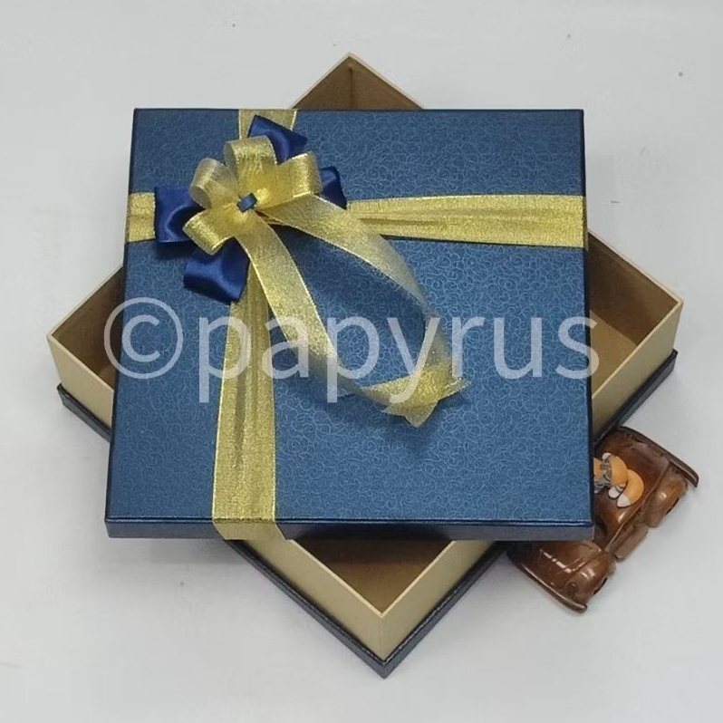 

PAPYRUS Sandwich 30x30 Tinggi 8cm Kotak Kado Gift Box Hadiah V2