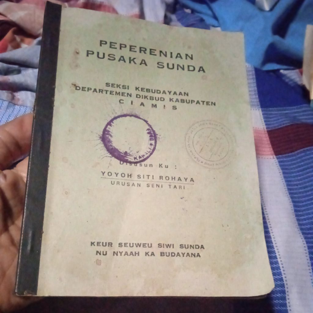 buku Peperenian pusaka Sunda, tari tari tradisional Sunda Jeung tatacarana, buku original jadul