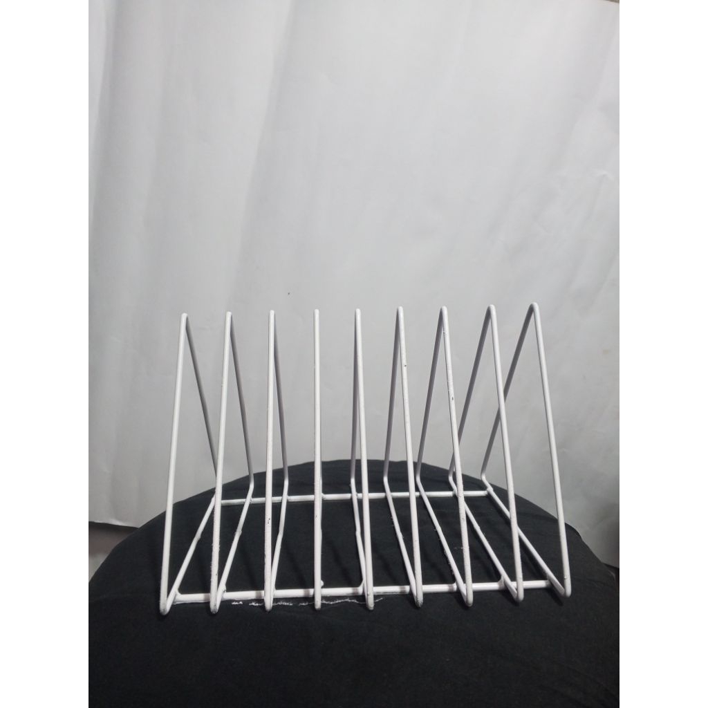 

BOOK HOLDER/VERTUREWIRE SKAT/ PEMBATAS BUKU MINIMALIS/TRIANGLE BOOKSHELF