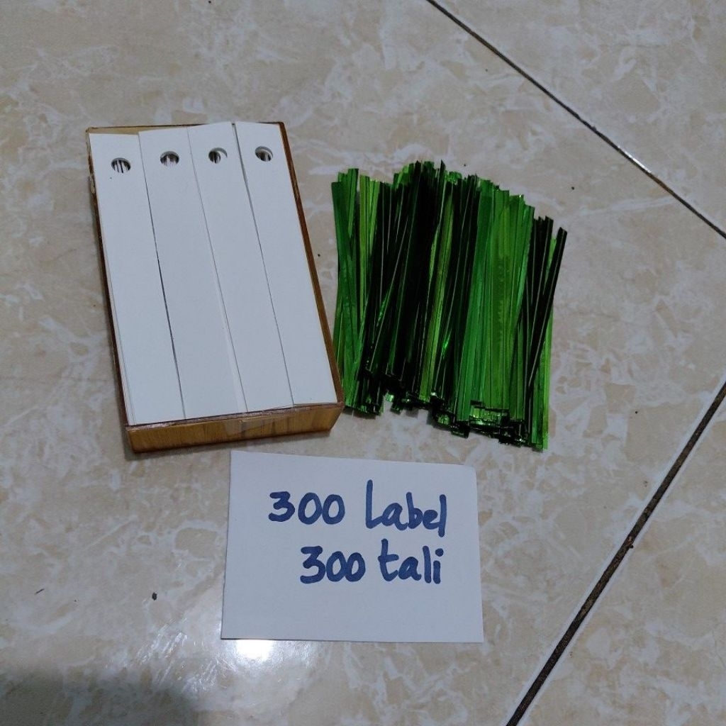 

Label id untuk tanaman ukuran: 1,4cm x 9cm, jumlah 300 lembar dengan tali 300 buah sudah diberi lubang, tahan air, juga tahan panas tersedia 3 warna merah hijau silver