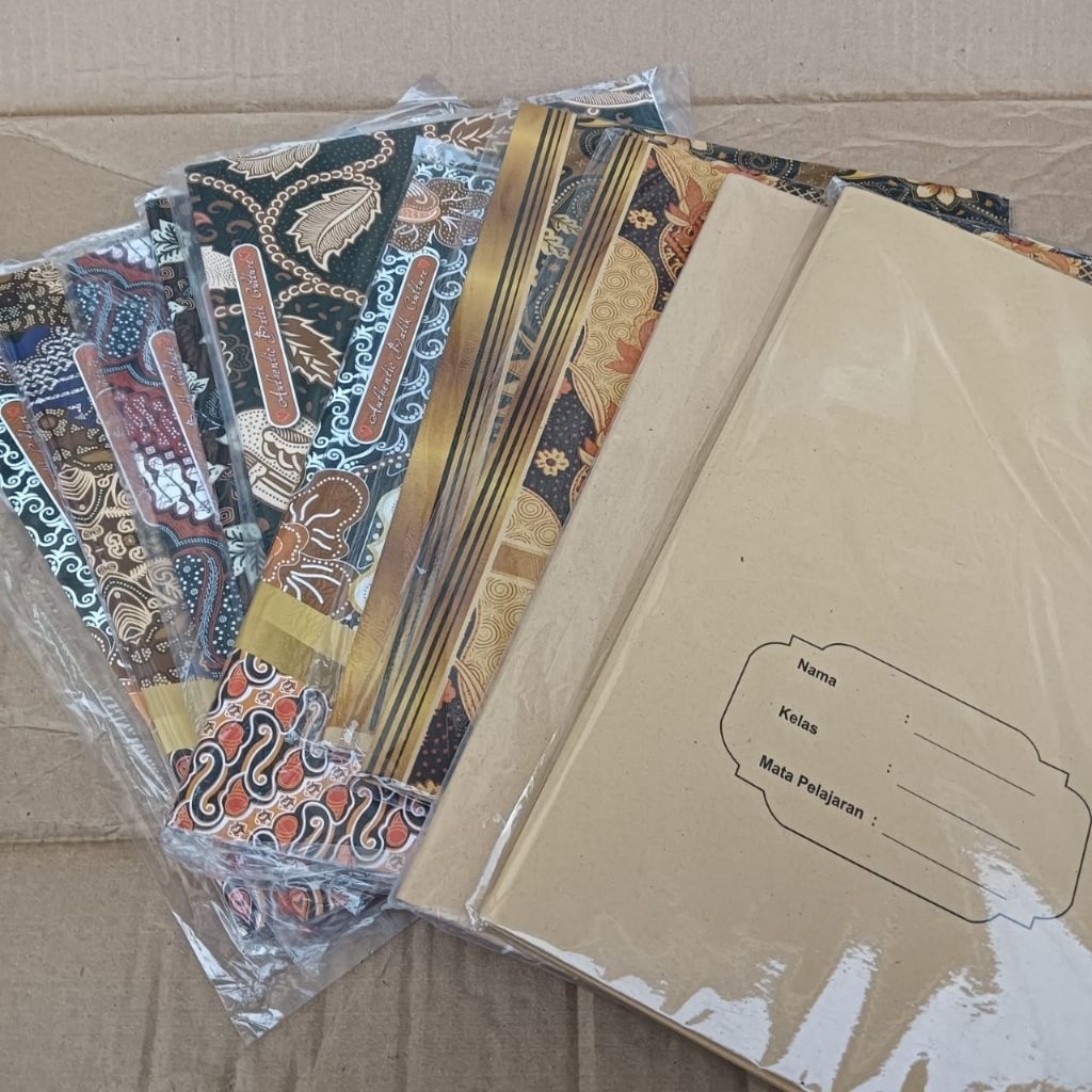 

Grosir 10 LEMBAR SAMPUL BUKU KERTAS MIKA Ukuran CAMPUS BOXI KAMPUS BigBos Motif BATIK POLOS COKLAT NAMA