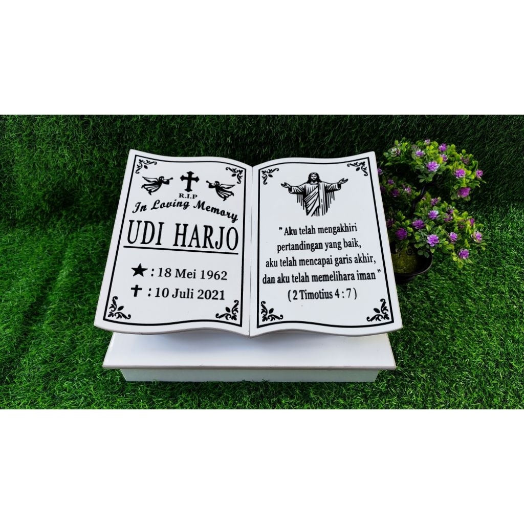 batu nisan nasrani/kristen, warna hitam dan putih ( crem ) mofel kotak , tegak , buku, ukuran baca d