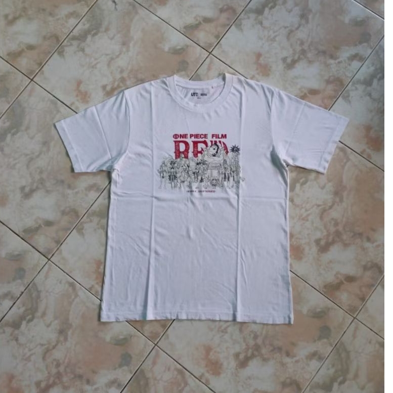Kaos One Piece 'Red' Film x Uniqlo