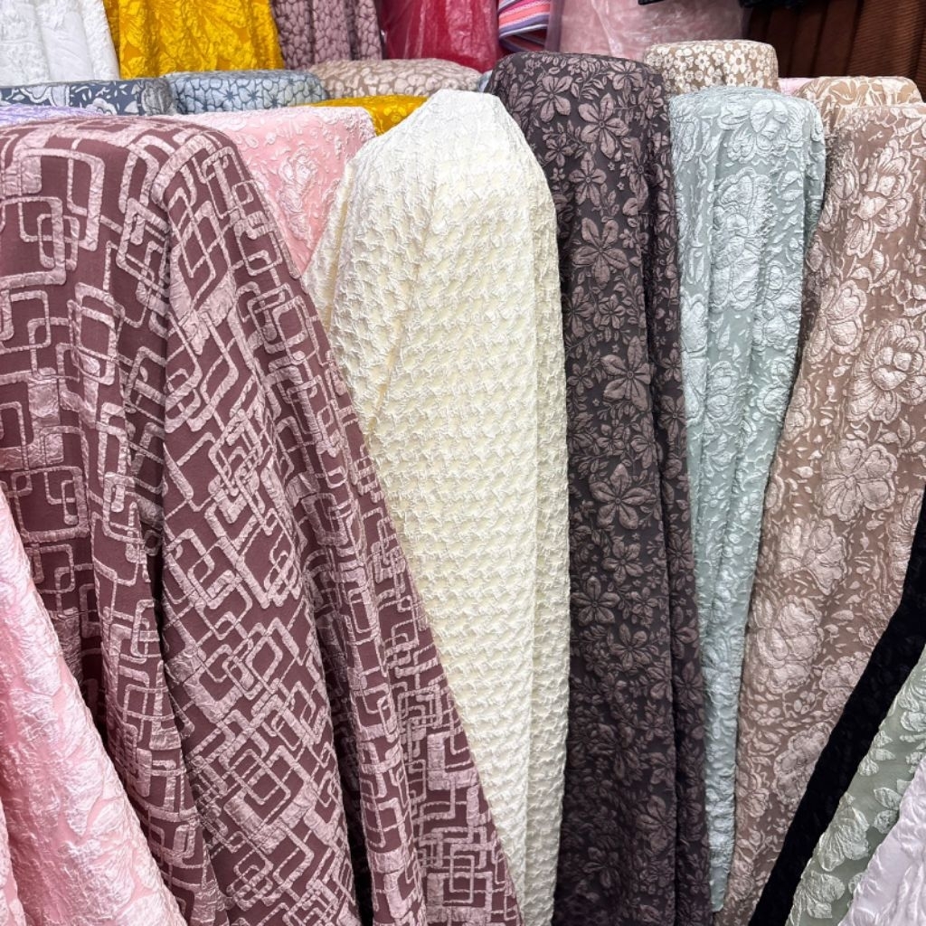 Kain Jacquard Emboss Floral –Kain Tebal Premium | Kain Premium Tekstur Timbul untuk Gaun & Kebaya