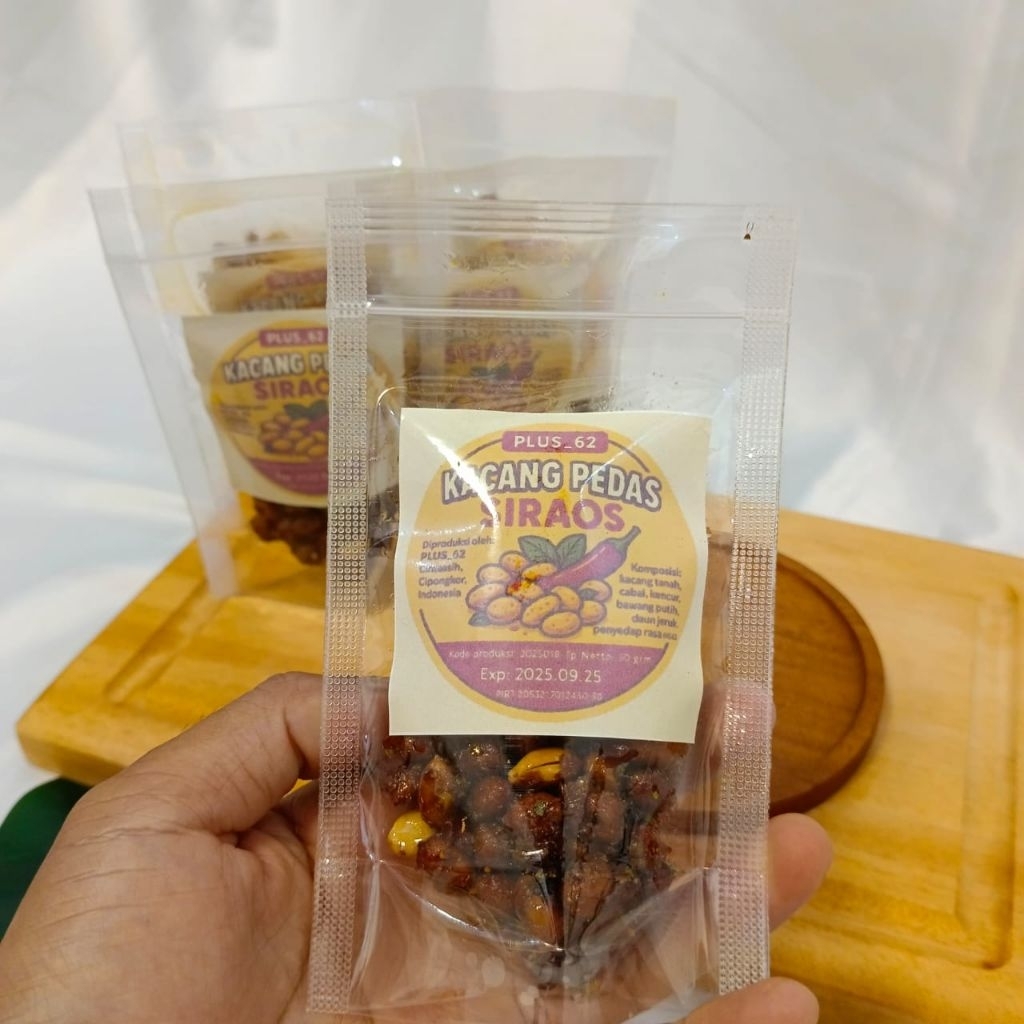 

Kacang Pedas Cemilan Kacang-Kacang Gurih Aroma Daun Jeruk Teman Nasi Totiv