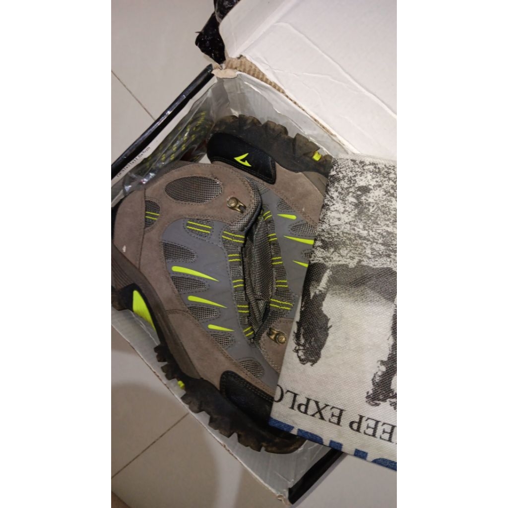 preloved sepatu gunung sepatu hiking snta ori