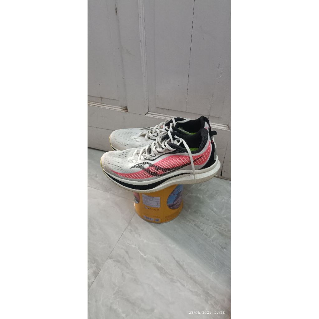 sepatu saucony endorphin speed 2 preloved
