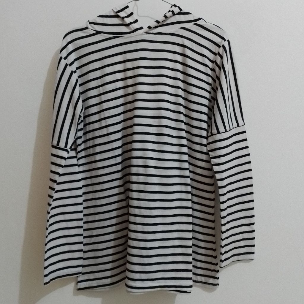 Hoodie oversized garis hitam putih