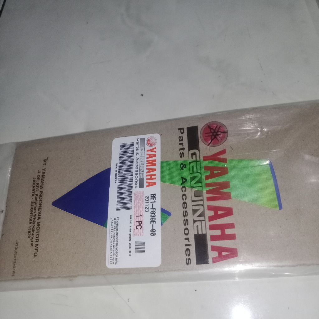 BE1-F839E-00 lis stiker Kanan RH kecil 1bh sambungan Logo M Movistar Yamaha Aerox 125 LC 2016 ori YG