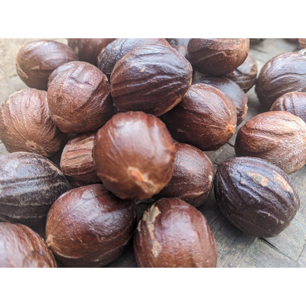 

biji pala tua kering/1kg