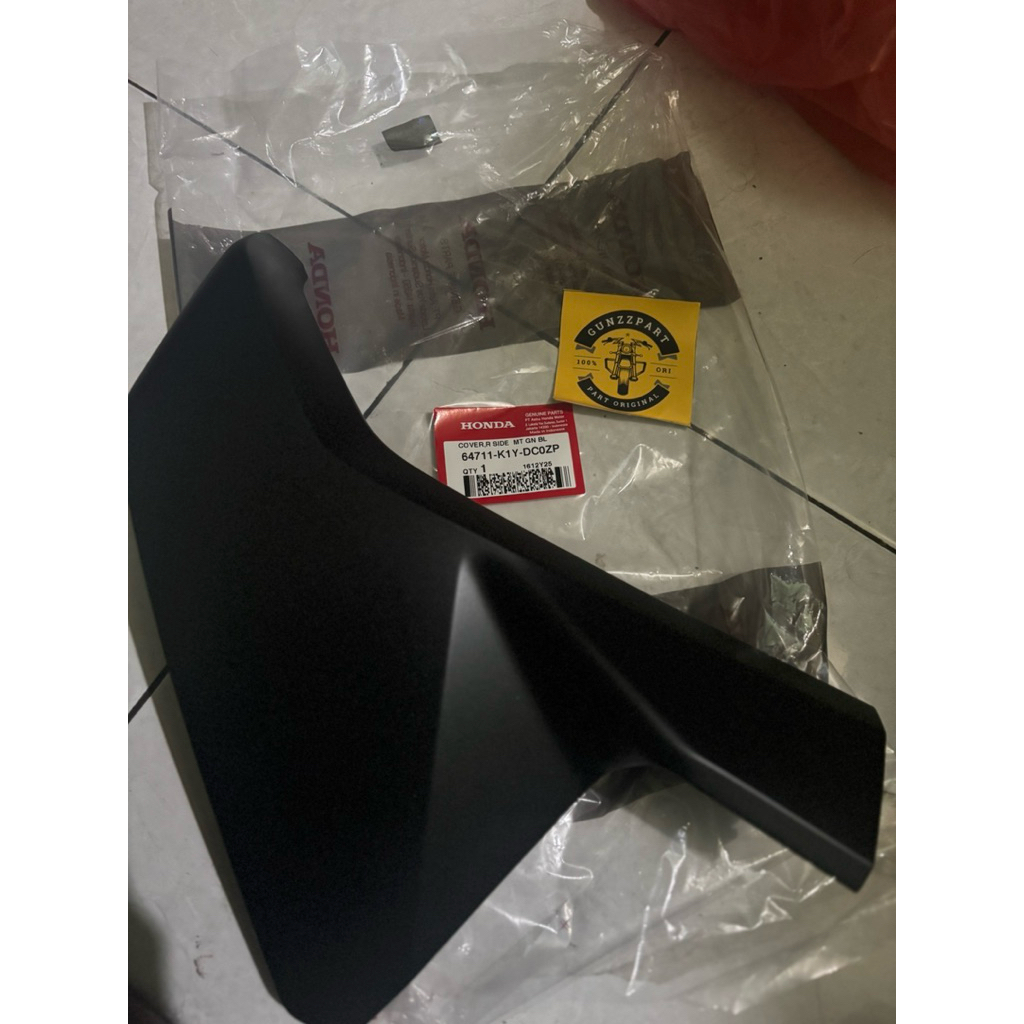 cover sambungan sayap depan samping kanan honda new pcx160 2025 dengan kode 64711K1YDC0ZP warna hita