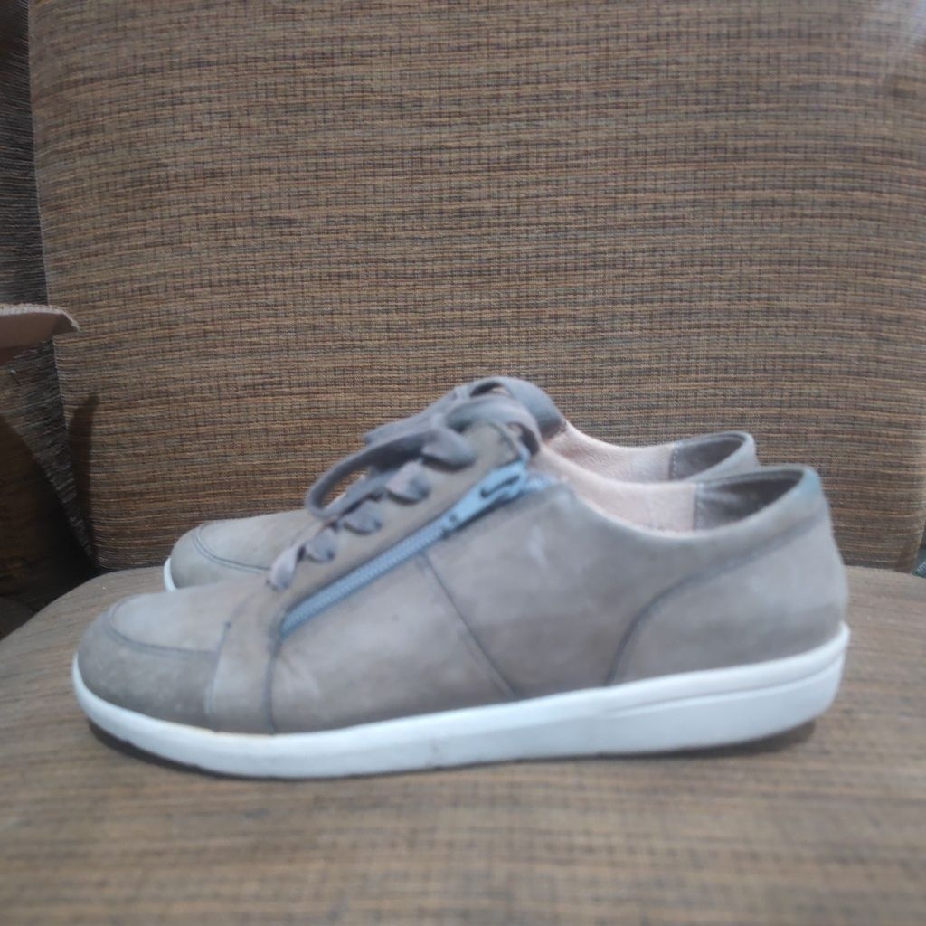 preloved sepatu vionic size 39