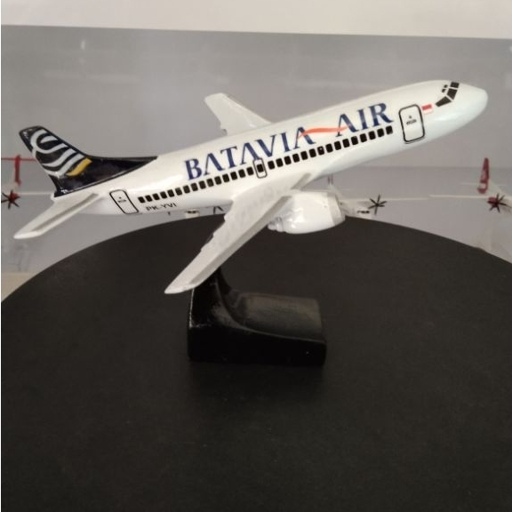 miniatur pesawat Batavia Air bahan resin panjang 20 cm tidak ada roda ada dudukan