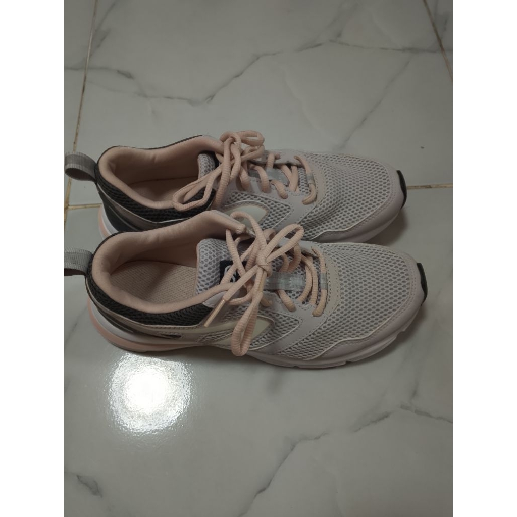 SEPATU SPORT KALENJI WANITA