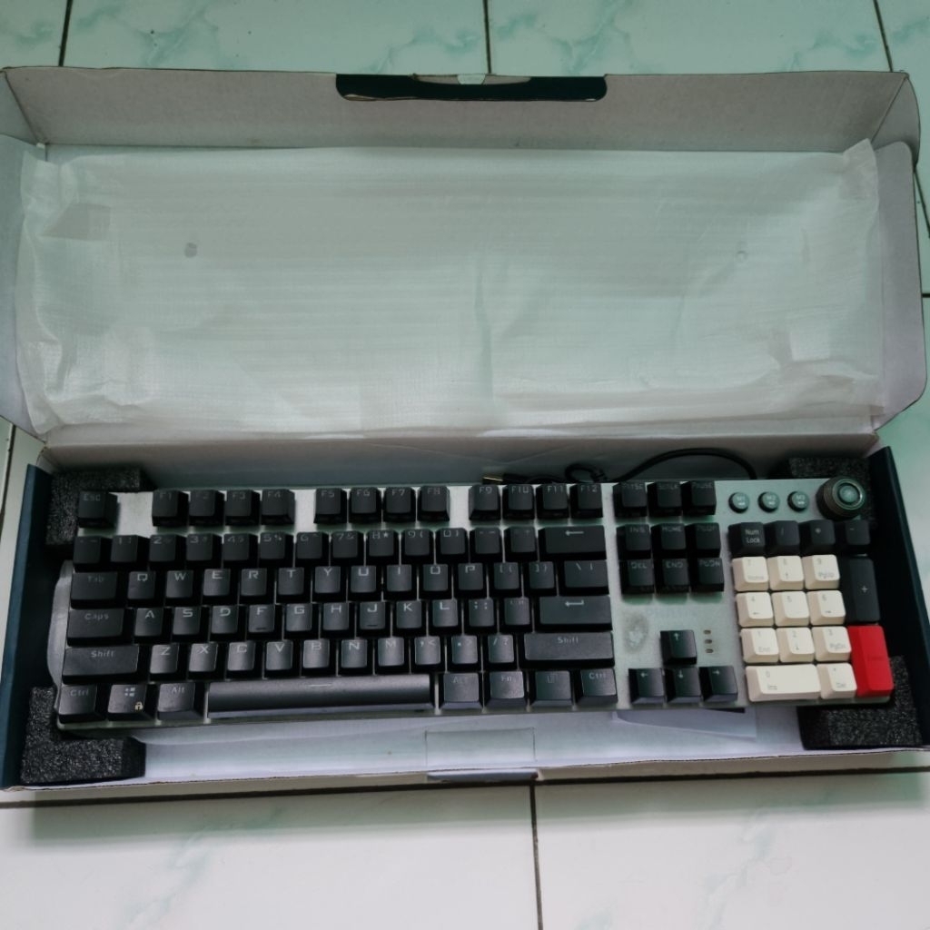 Philips SPK8614 Mechanical Gaming Keyboard with Ambiglow RGB 2.4GHz and Magnetic Armrest - Full set 