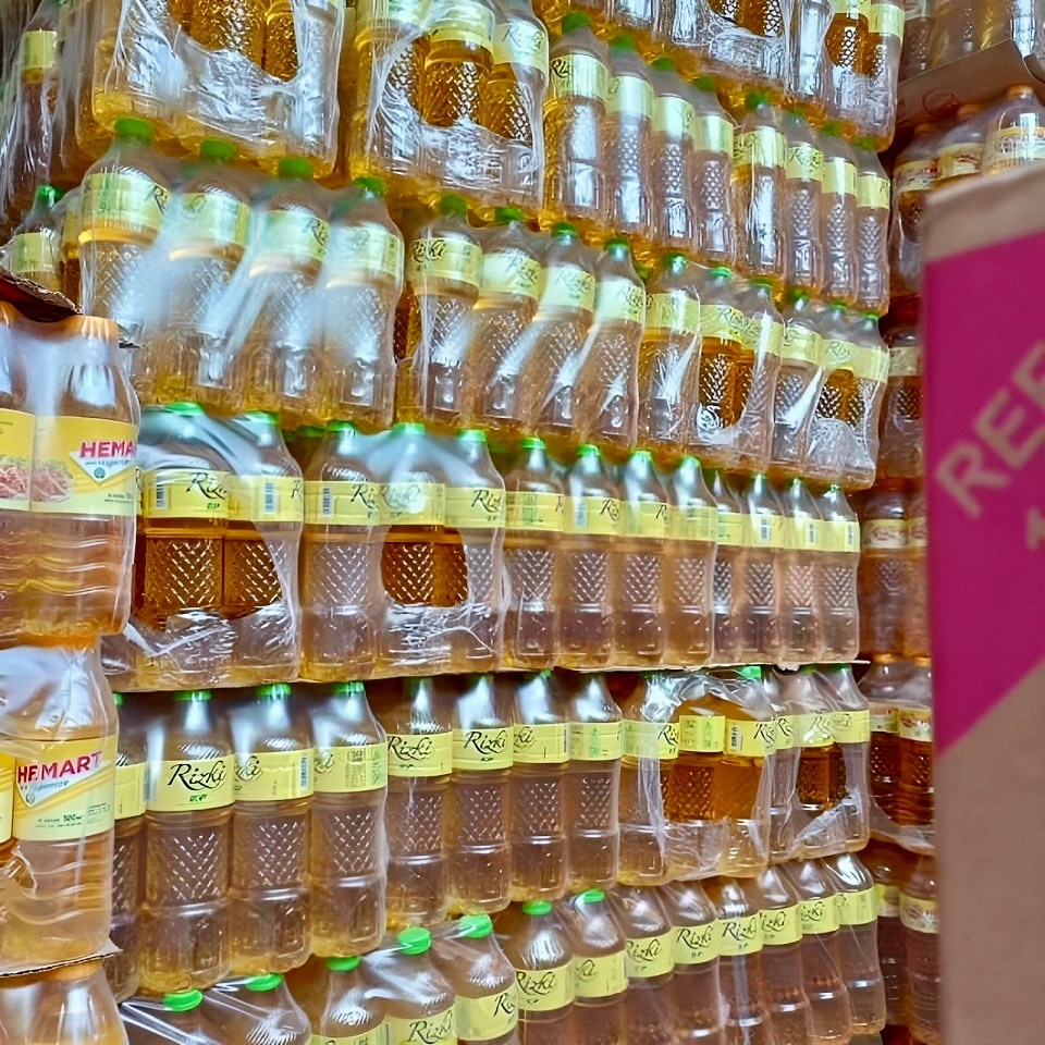 

Rizki BKP Botol 850 ml - 1 Krat / Minyak Goreng Rizqi Kemasan Ekonomis - 1 Dus x 12 Pcs 850ml