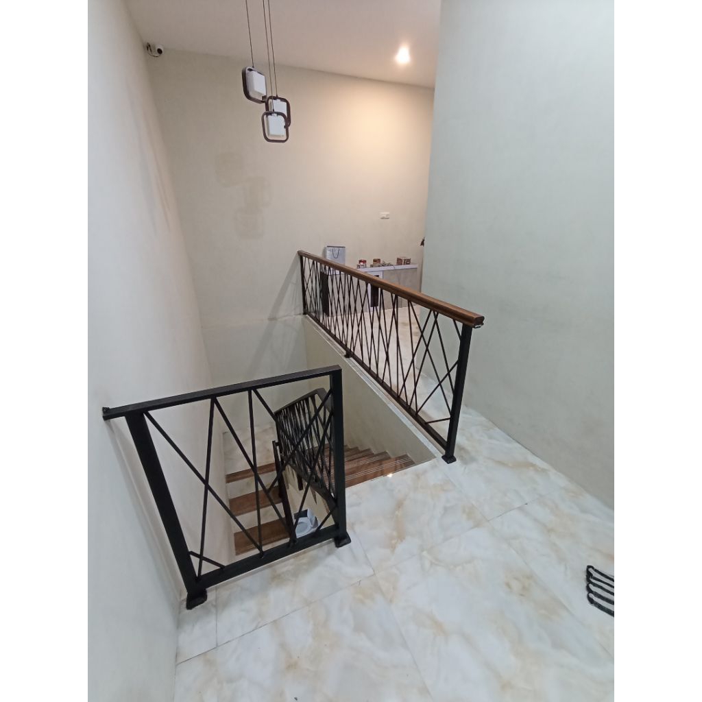 RAILING TANGGA | RAILING TANGGA UNIK | RAILING TANGGA MOTIF BESI BEHEL | RAILING BESI KOMBINASI KAYU