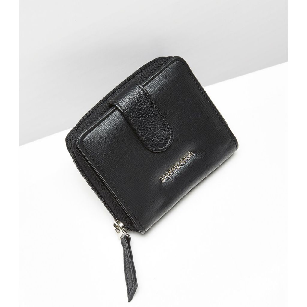 SOPHIE MARTIN DOMPET LIPAT RENLY .