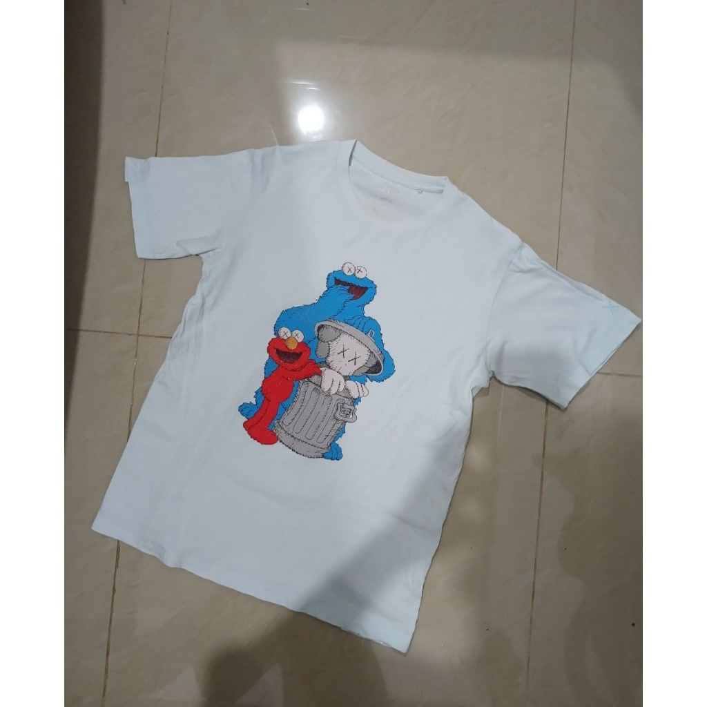 Kaos Uniqlo X kaws Second