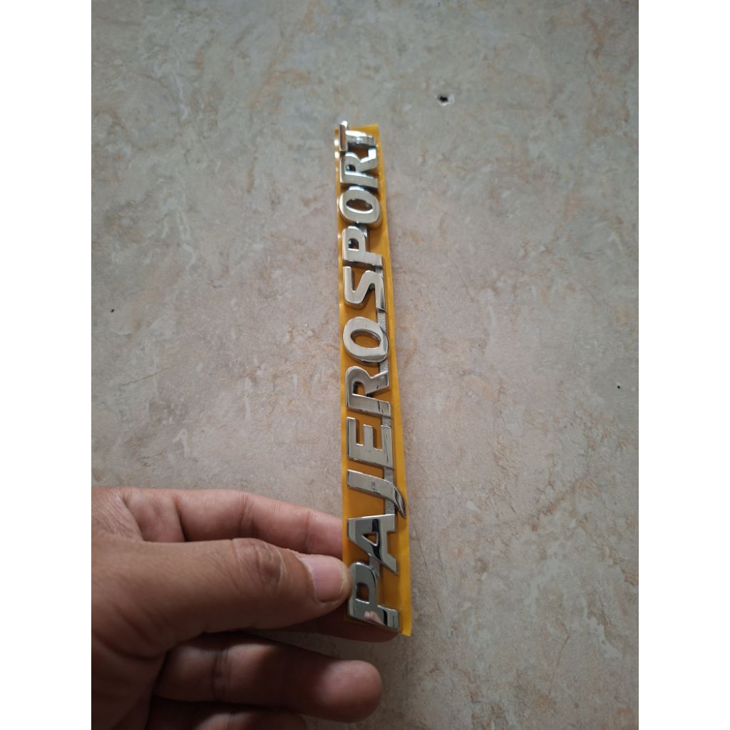 Emblem tulisan pajero sport