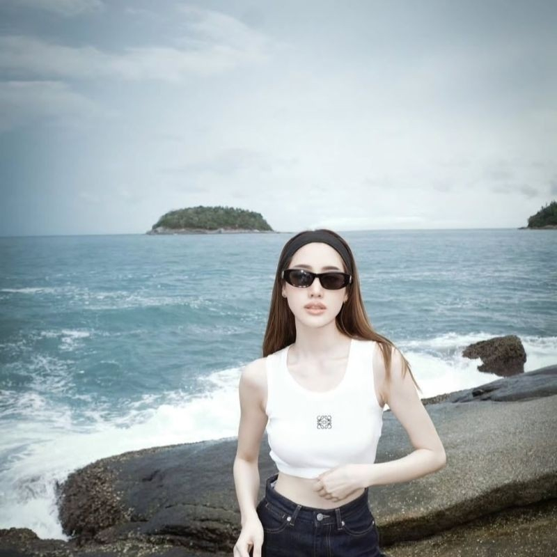 Kacamata Sunglasses wanita uv protection 400 Black logo gold Women Fashionable