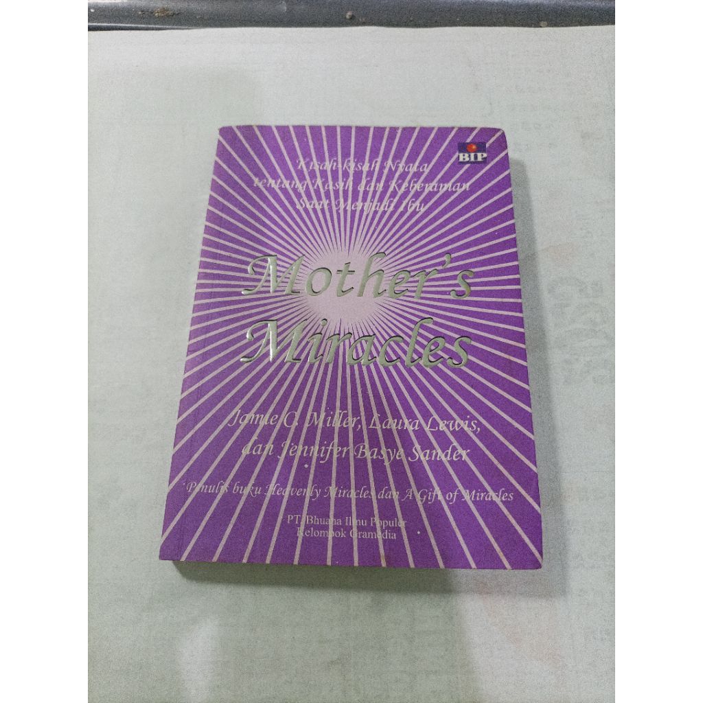 Buku Terjemahan kisah kisah nyata tentang kasih dan keberanian saat menjadi ibu (Mother Miracles) /J