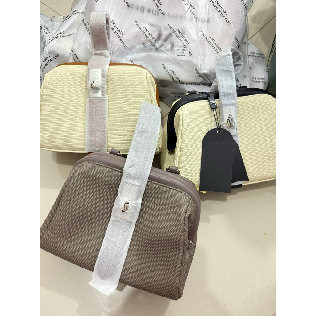 tas slempang JIMS HONEY branded original 100% tidak ori bisa UANG KEMBALI ya utk warna bisa via chat