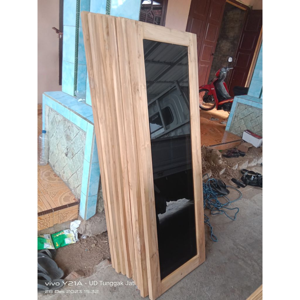 jendela jati kaca hitam