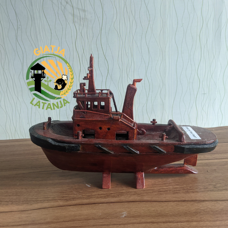 Miniatur Kapal Tugboat Nusantaral dari Kayu Bekas Hasil Karya WBP LATANJA