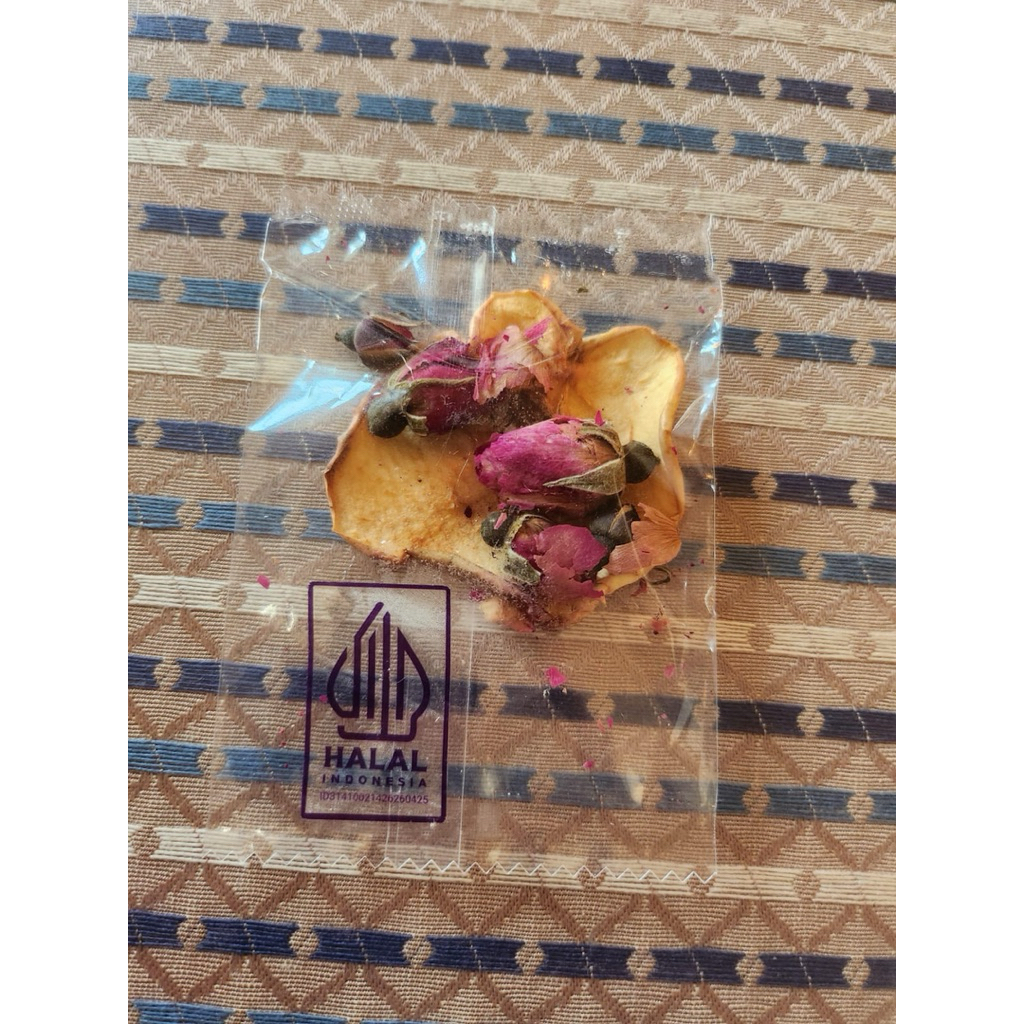 

INFUSE WATER DRIED FRUIT AND FLOWER