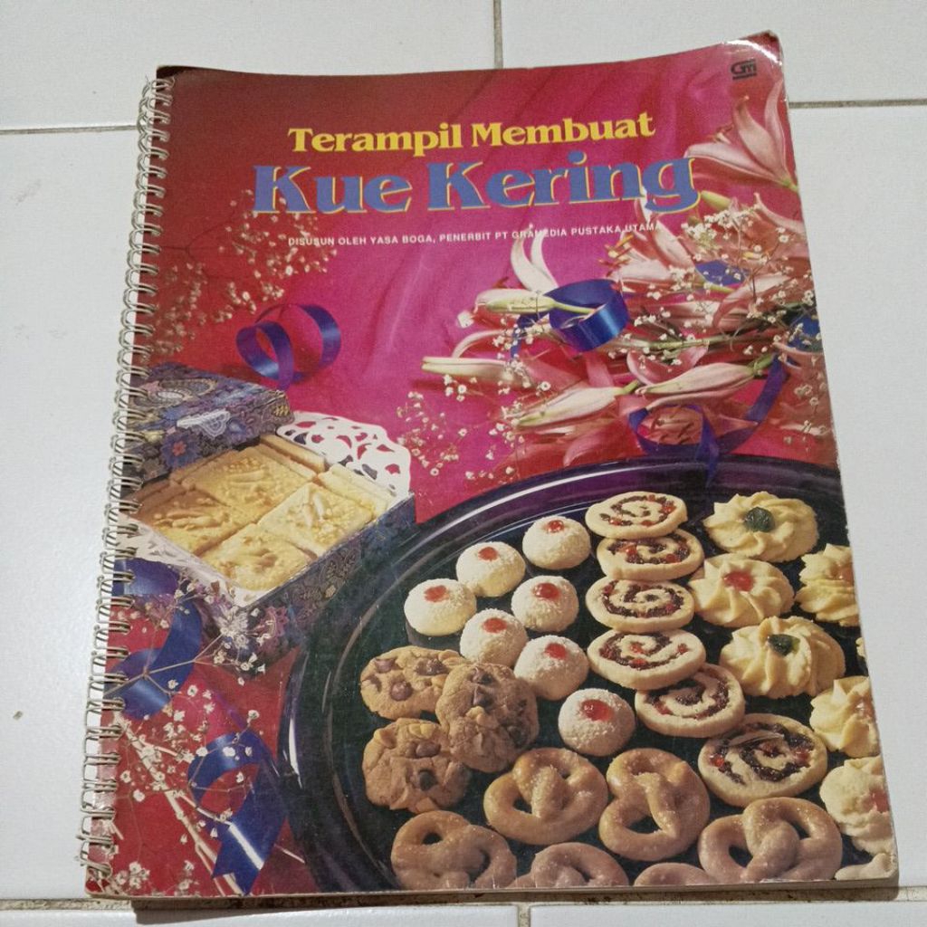 Buku resep Terampil membuat kue kering yasa boga