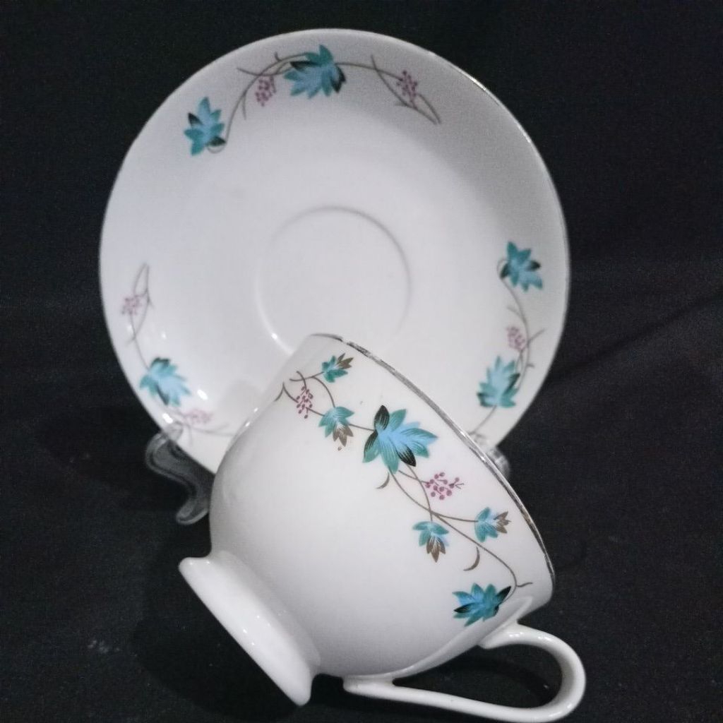 Cangkir teh lawas motif bunga biru (1)